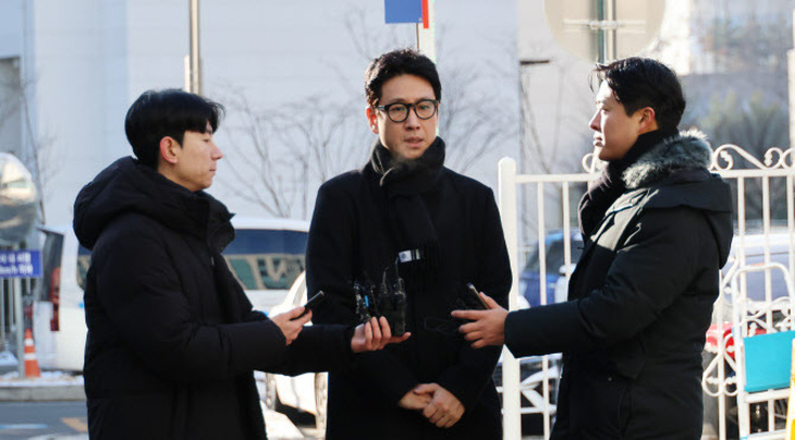 Lee Sun Kyun xuất hiện trước truyền thông sau một cuộc thẩm vấn của cảnh sát quận Incheon, chỉ vài ngày trước khi anh qua đời - Ảnh: Yonhap News