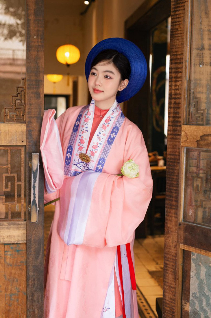 Lọ Lem (Mai Thảo Linh), con gái MC Quyền Linh, cũng gây ấn tượng đẹp khi mặc áo Nhật Bình có nét cách tân với màu sắc hồng tươi, trẻ trung và phù hợp với các bạn trẻ đôi mươi - Ảnh: NVCC