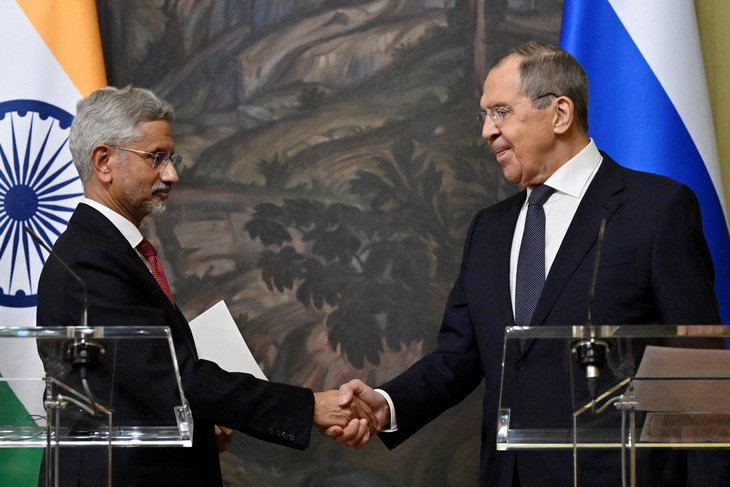 Ngoại trưởng Nga Sergey Lavrov bắt tay với người đồng cấp Ấn Độ Subrahmanyam Jaishankar trong buổi họp báo chung ngày 27-12 - Ảnh: REUTERS