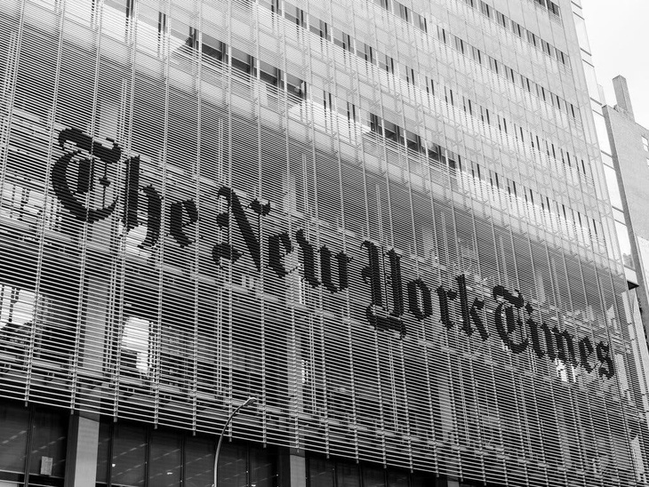 Báo New York Times vừa kiện OpenAI và Microsoft vì tự ý sử dụng dữ liệu bài viết của báo này để huấn luyện AI - Ảnh: NEW YORK TIMES
