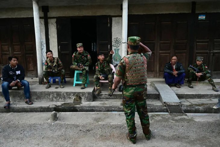 Nhóm vũ trang sắc tộc Quân đội Giải phóng Dân tộc Ta'ang (TNLA) tại một trạm kiểm soát biên giới ở phía bắc bang Shan hôm 12-12 - Ảnh: AL JAZEERA