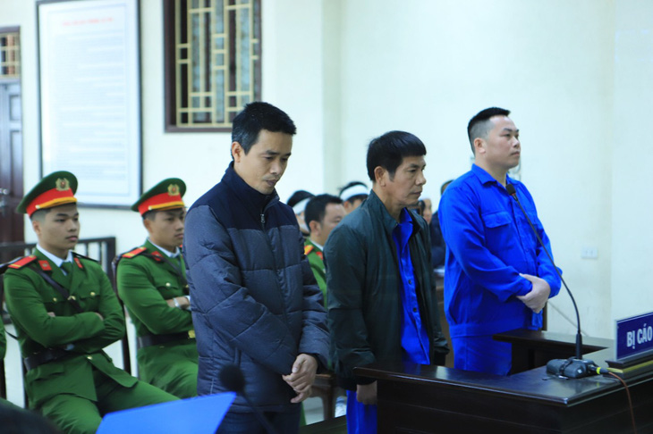 Nhóm ba bị cáo là cựu cán bộ Công an huyện Vũ Thư, tỉnh Thái Bình lãnh án do hành vi dùng nhục hình đối với bị can bị tạm giữ khiến nạn nhân bị chết - Ảnh: KHÁNH LINH
