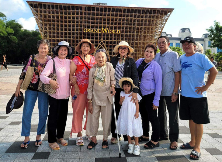 Bà Lớn đi chơi vui vẻ cùng con cháu ở khu Grand World Phú Quốc - Ảnh: CHÍ CÔNG
