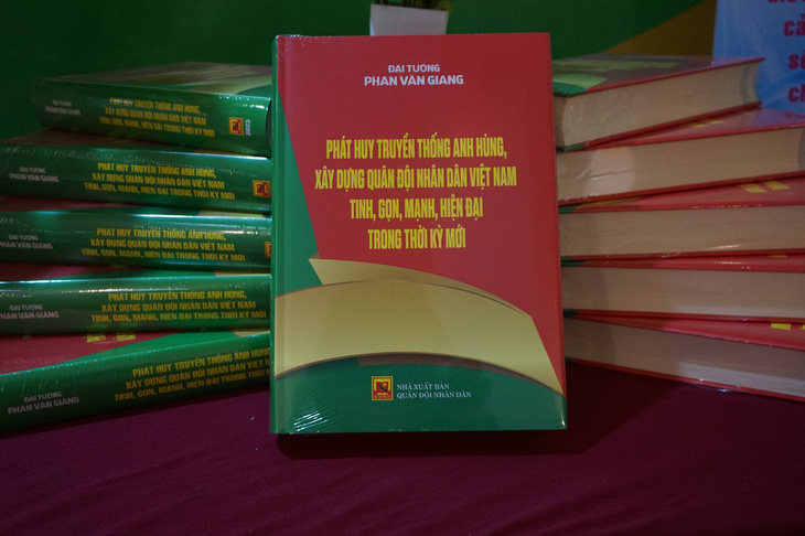 Cuốn sách hơn 800 trang về xây dựng quân đội hiện đại của Đại tướng Phan Văn Giang - Ảnh: T.ĐIỂU