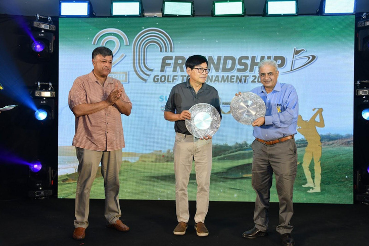 Ông Jahanzeb Khan trao kỷ niệm chương tri ân hai nhà lãnh đạo công ty từ những ngày đầu, người khởi xướng giải golf