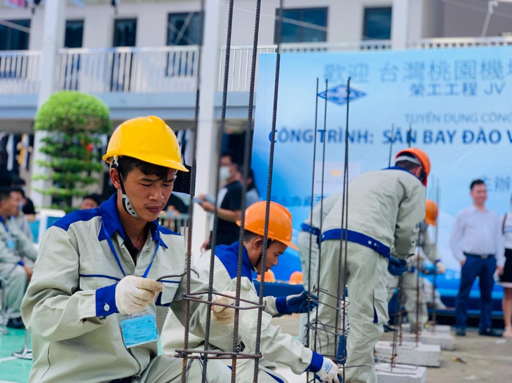 Trước khi qua Đài Loan (Trung Quốc), người lao động được kiểm tra kỹ năng lao động. Trong ảnh: Chủ lao động kiểm tra kỹ năng buộc chặt thép. Ảnh: vnmanpower.net