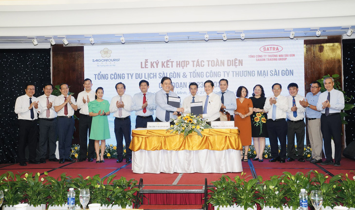 Lễ ký kết hợp tác giữa hai tổng công ty diễn ra dưới sự chứng kiến của ông Nguyễn Văn Dũng, phó chủ tịch UBND TP HCM - Ảnh: B.V