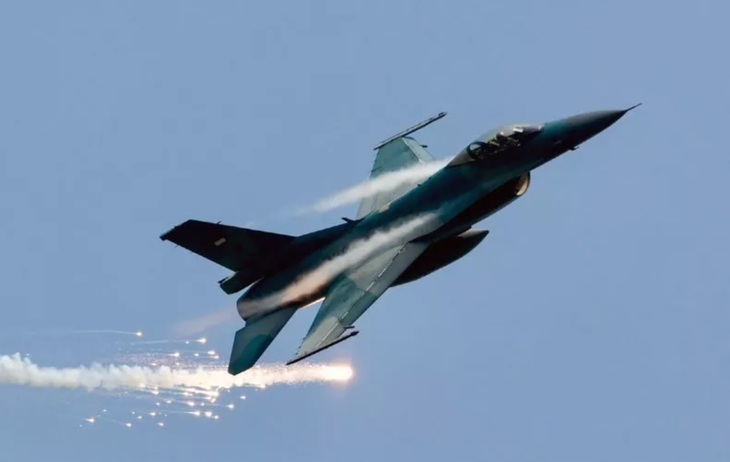Nguồn tin của Newsweek tiết lộ tiêm kích F-16 đầu tiên đã đến Ukraine - Ảnh: AFP