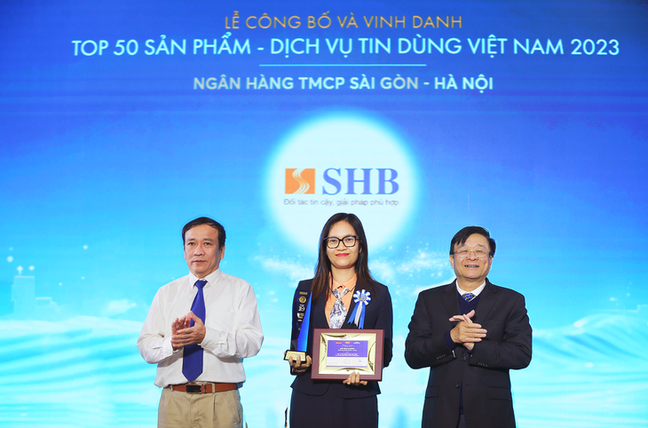 Đại diện SHB nhận giải thưởng cho thẻ tín dụng SHB trong &quot;Top 50 Sản phẩm - Dịch vụ tin dùng Việt Nam 2023&quot; - Ảnh: SHB