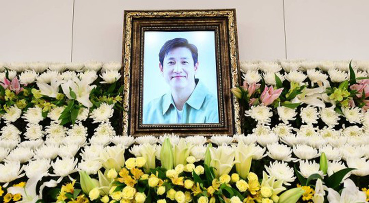 Tang lễ của Lee Sun Kyun diễn ra tại nhà tang lễ Bệnh viện Đại học Quốc gia Seoul - Ảnh: Starnews