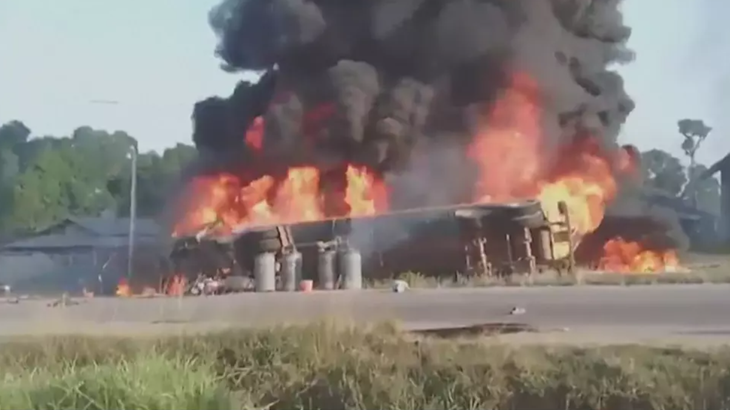 Hiện trường chiếc xe bồn ở Liberia phát nổ - Ảnh: AFP