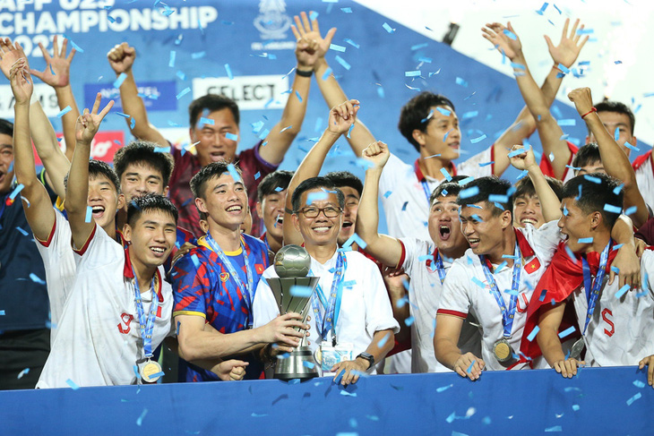 HLV Hoàng Anh Tuấn cùng các học trò vô địch Giải U23 Đông Nam Á 2023 - Ảnh: VFF