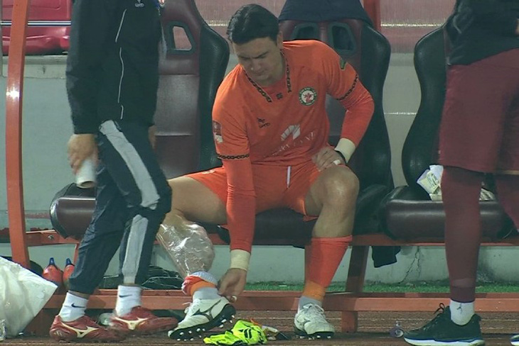 Thủ môn Đặng Văn Lâm chườm đá ở bắp chân sau khi được thay ra ở phút 61 trận Hải Phòng - Bình Định (0-1), vòng 8 V-League 2023 - 2024 - Ảnh: Chụp màn hình