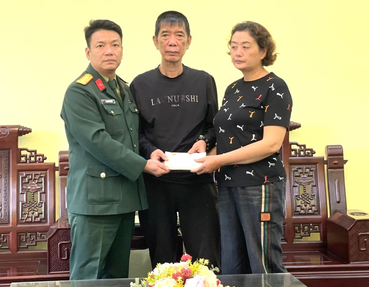 Trung tâm thể thao Quân đội trao tiền ủng hộ VĐV Nguyễn Minh Triết cho gia đình - Ảnh: TDDC VN