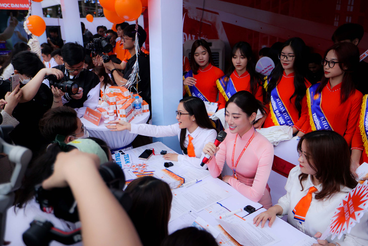 Ngày hội tư vấn tuyển sinh năm 2023 tại Hà Nội thu hút hàng chục nghìn học sinh, phụ huynh tham gia - Ảnh: NGUYỄN KHÁNH