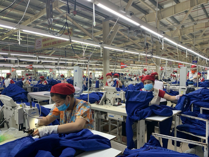 Người lao động làm việc tại một doanh nghiệp trên địa bàn tỉnh Phú Yên - Ảnh: CẨM VÂN