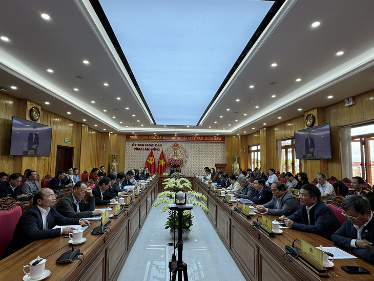 Cuộc họp trực tuyến của Ủy ban Quốc gia về chuyển đổi số năm 2023 từ đầu cầu Lâm Đồng, ông Phạm S là người dự thay ông Trần Văn Hiệp - Ảnh: L.Đ.