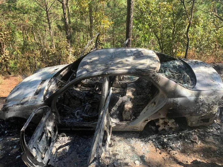 Chiếc xe bị cháy rụi trong rừng - Ảnh: PHẠM NGÂN
