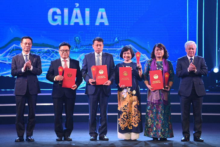 Chủ tịch Ủy ban trung ương MTTQ Việt Nam Đỗ Văn Chiến và Bộ trưởng Bộ Thông tin và Truyền thông Nguyễn Mạnh Hùng trao giải A cho các tác giả nhận giải - Ảnh: BTC