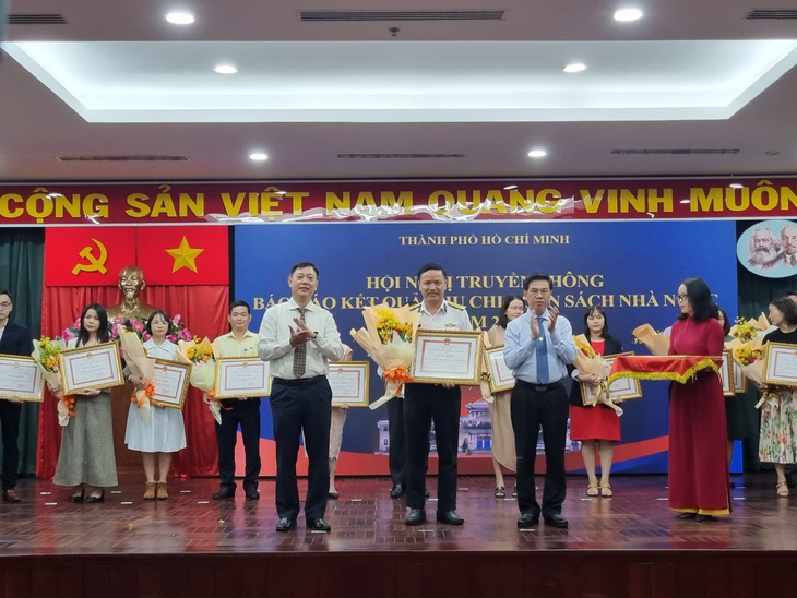 Phó chủ tịch UBND TP.HCM Nguyễn Văn Dũng trao bằng khen cho các doanh nghiệp có thành tích xuất sắc trong nộp ngân sách nhà nước năm 2023 - Ảnh: A.H