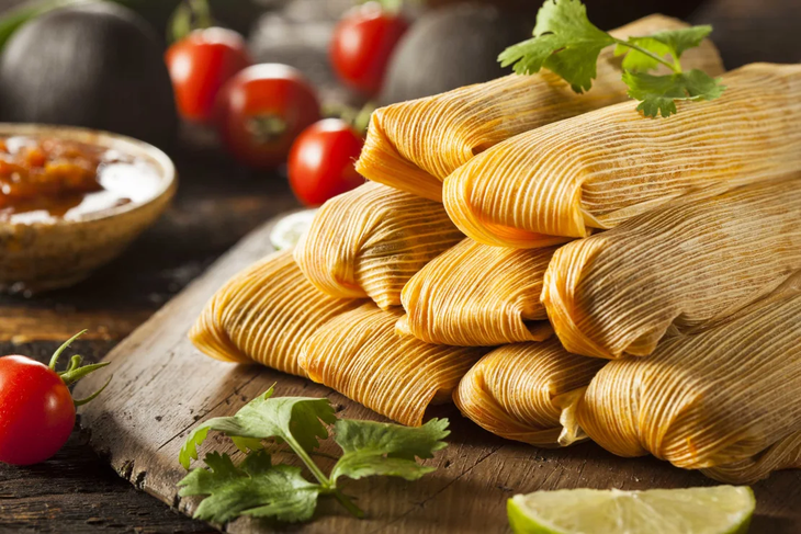 Tamales là bánh làm bằng bột ngô nhân thịt, phô mai và các nguyên liệu khác, được gói trong lá chuối hoặc vỏ ngô. Món ăn này xuất hiện trong các dịp đặc biệt ở Mexico nhưng kỳ nghỉ lễ là thời điểm thích hợp để thưởng thức. Bánh thường ăn kèm với menudo, một món nước chế biến từ nội tạng bò cùng với một số loại rau trong vòng 7 đến 10 giờ và rất tốt cho người say rượu - Ảnh: Shutterstock.