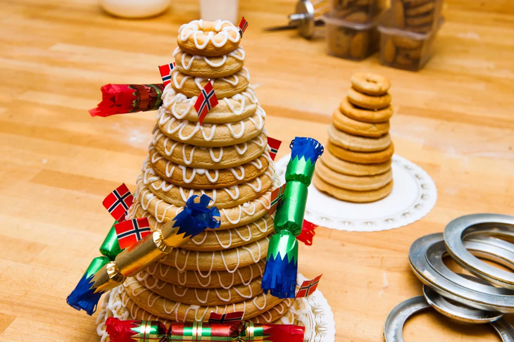 Kransekage, còn gọi là bánh vòng hoa, là một tháp bánh bao gồm nhiều vòng bánh đồng tâm xếp chồng lên nhau và chúng cũng thường được ăn vào đêm giao thừa ở Đan Mạch, Na Uy. Nguyên liệu chính của bánh là hạnh nhân. Trong lõi tháp bánh thường có một chai rượu vang, bên ngoài được trang trí thêm cờ và bánh quy giòn - Ảnh: Shutterstock.
