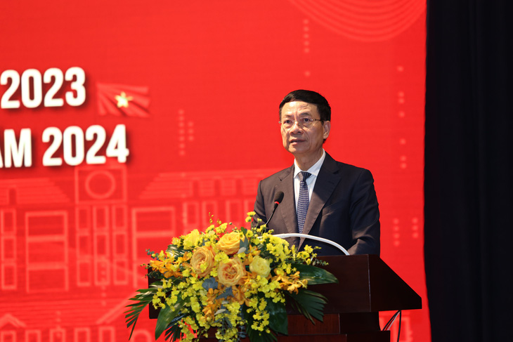 Bộ trưởng Bộ Thông tin và Truyền thông Nguyễn Mạnh Hùng kêu gọi năm 2024 các bộ ngành và địa phương hãy dành sự quan tâm đặc biệt để phát triển các ứng dụng AI - Ảnh: PHẠM PHONG