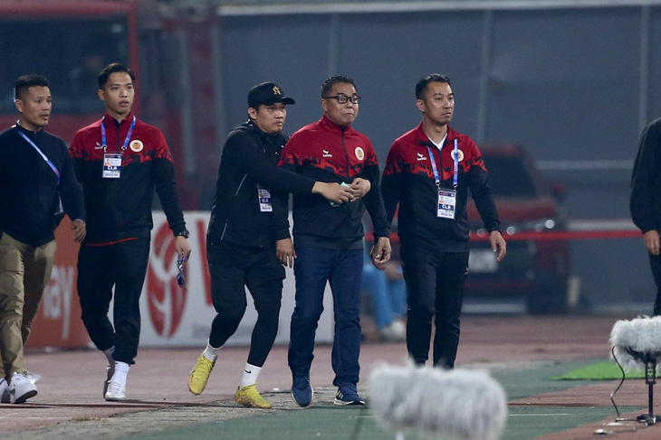 Các trợ lý ngăn ông Trần Tiến Đại phản ứng trọng tài ở vòng 8 V-League 2023-2024 - Ảnh: HOÀNG TÙNG