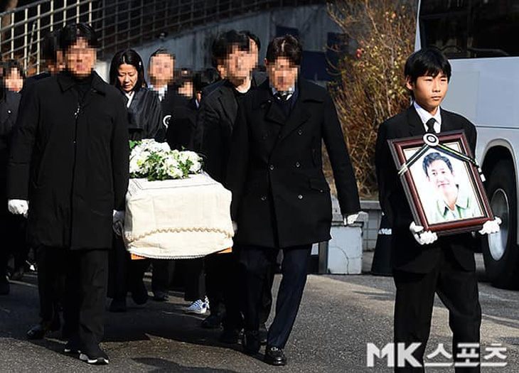 Gia đình đưa tang cố diễn viên Lee Sun Kyun. Ảnh: MK