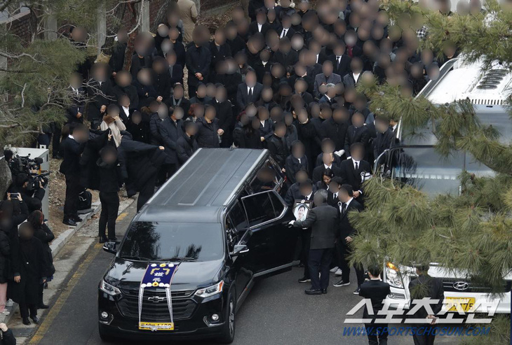 Đồng nghiệp và người thân tiễn đưa Lee Sun Kyun trên đoạn đường cuối