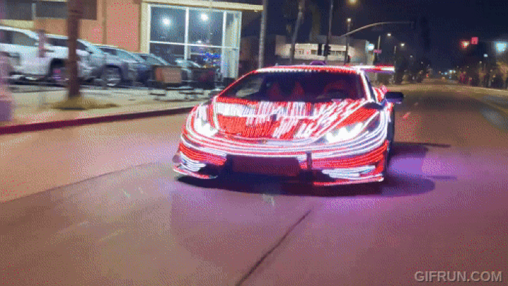 Chiếc Lamborghini Huracan biến hình thành cây thông Giáng sinh của Alex Choi - Ảnh cắt từ video, nguồn: ALEX CHOI