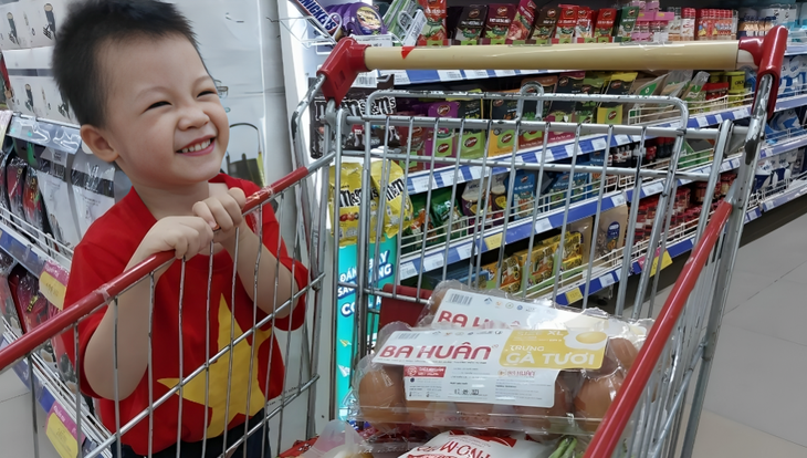 Con trai chúng tôi chọn mua trứng Ba Huân tại siêu thị - Ảnh: VĂN HÀO