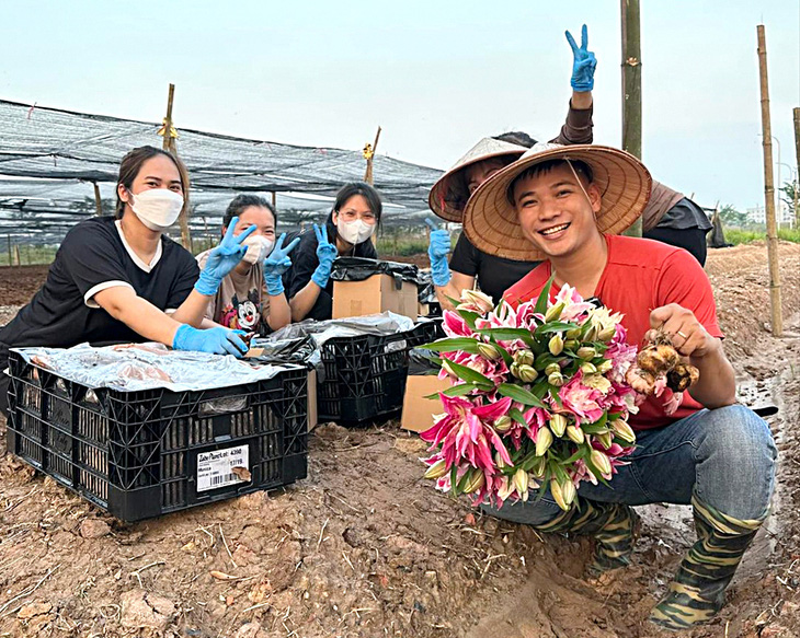 Anh Nguyễn Thế Anh tận dụng mạng xã hội để bán hoa - Ảnh: NVCC