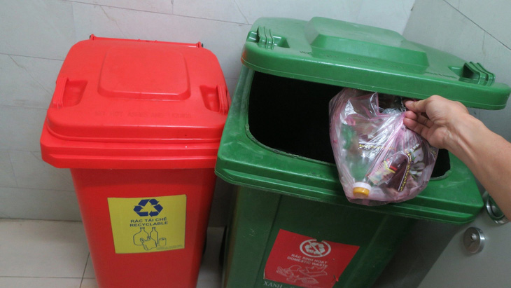 Luật Bảo vệ môi trường 2020 có quy định xử phạt hành vi không phân loại rác tại nguồn. Một chung cư tại TP.HCM có hai thùng riêng để phân loại rác cho cư dân bỏ vào. - Ảnh: T.T.D.
