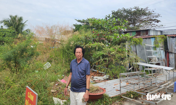 Ông Lê Văn Điện cho rằng chính quyền cưỡng chế nhà của ông vào tháng 5-2022 trước rồi mới ký quy hoạch sắp xếp nhà, đất do huyện An Biên quản lý tháng vào 11-2022 - Ảnh: BỬU ĐẤU