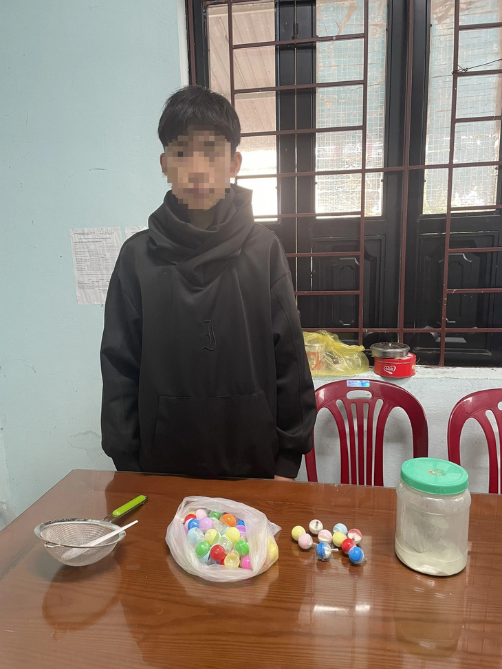 Nam sinh 15 tuổi bị phát hiện tự chế pháo nổ tại nhà - Ảnh: Công an xã Triệu An