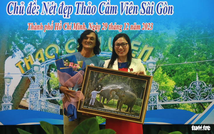 Bà Huỳnh Thu Thảo trao giải cho tác giả có tác phẩm đoạt giải nhất - Ảnh: LÊ PHAN