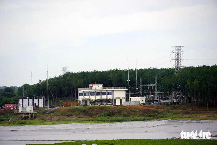 Trạm biến áp, nhà điều hành và đường truyền tải điện ở dự án điện mặt trời hồ Tầm Bó - Ảnh: Đ.H