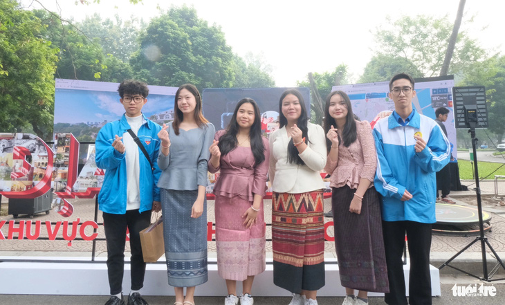 Du học sinh Lào chụp ảnh cùng sinh viên Việt Nam - Ảnh: HÀ THANH