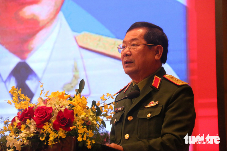 Thượng tướng Lê Huy Vịnh, thứ trưởng Bộ Quốc phòng, phát biểu tại hội thảo - Ảnh: NHẬT LINH