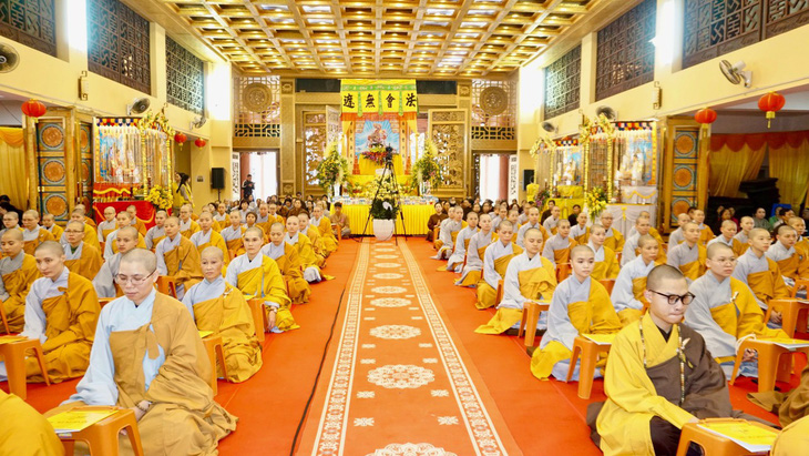 Các tăng, ni đọc kinh cầu siêu cho các nạn nhân tử vong do tai nạn giao thông - Ảnh: Giáo hội Phật giáo Việt Nam