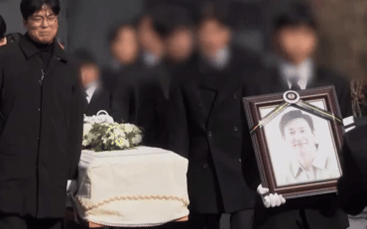 Lễ tang Lee Sun Kyun đẫm nước mắt, vợ con suy sụp