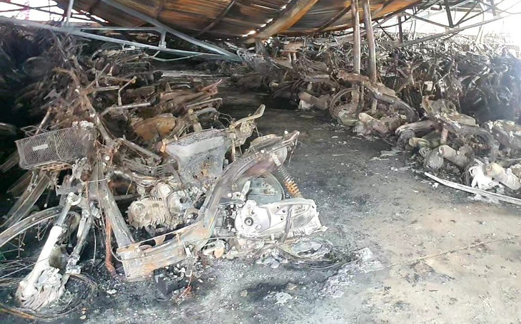 Hiện trường vụ cháy nhà xe Trường đại học Hồng Đức (Thanh Hóa) sáng 12-12 - Ảnh: CTV