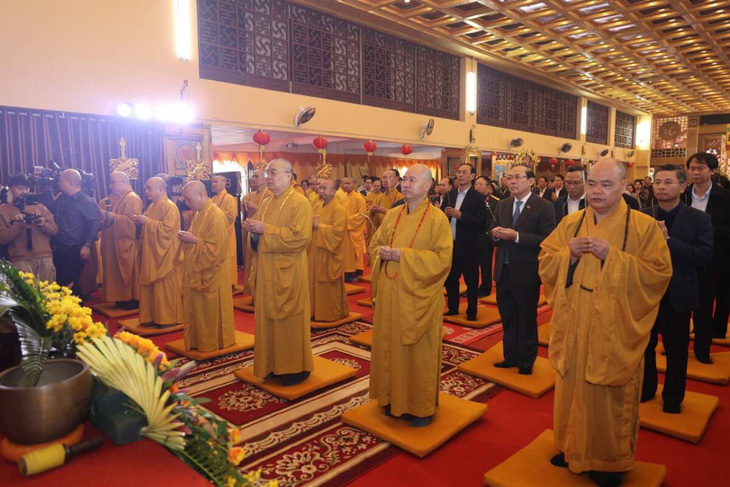 Lãnh đạo Giáo hội Phật giáo Việt Nam và lãnh đạo bộ, ban, ngành, TP Hà Nội dâng hương - Ảnh: Giáo hội Phật giáo Việt Nam