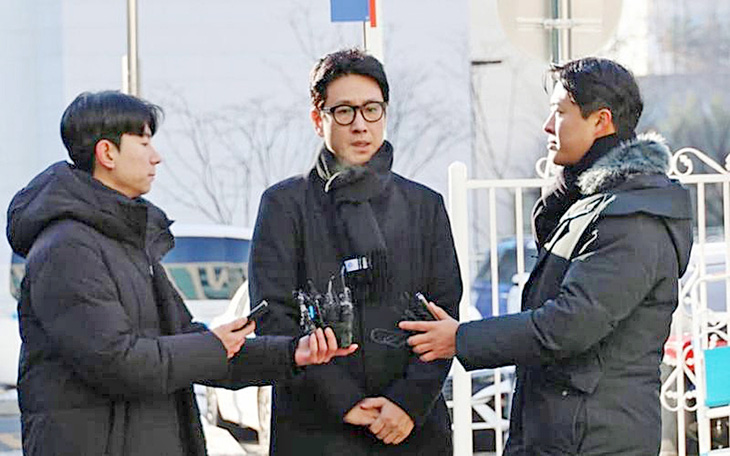 Cảnh nam diễn viên Lee Sun Kyun bị truyền thông vây lấy khi bước vào sở cảnh sát để nhận lệnh triệu tập và thẩm vấn lần thứ ba - Ảnh: TV Chosun
