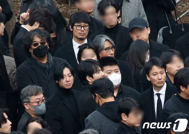 Đồng nghiệp tiễn đưa Lee Sun Kyun. Ảnh: News1