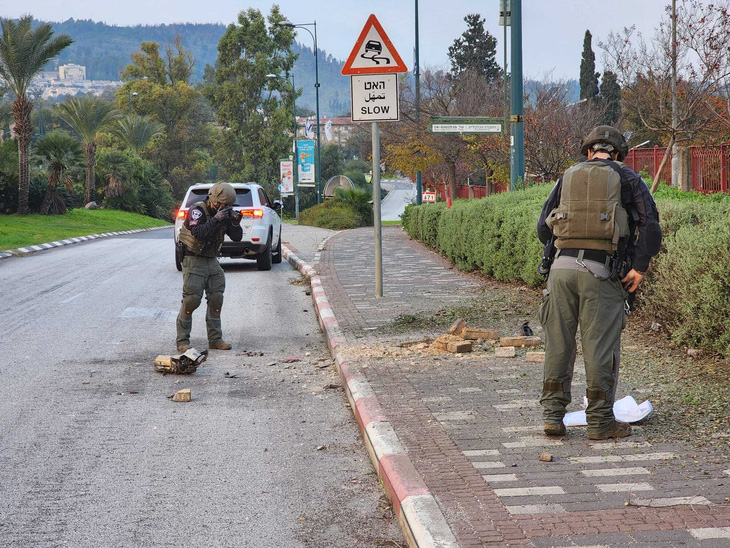 Rocket của Hezbollah phóng từ Lebanon gây hư hại cho thành phố Kiryat Shmona, miền bắc Israel vào ngày 28-12 - Ảnh: THE TIMES OF ISRAEL