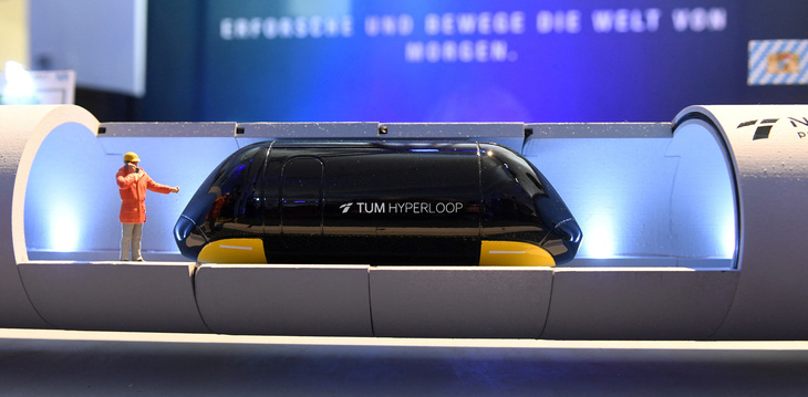 Mô hình hyperloop trưng bày tại khoa hàng không vũ trụ của Đại học Kỹ thuật TU ở Munich (Đức) - Ảnh: AFP
