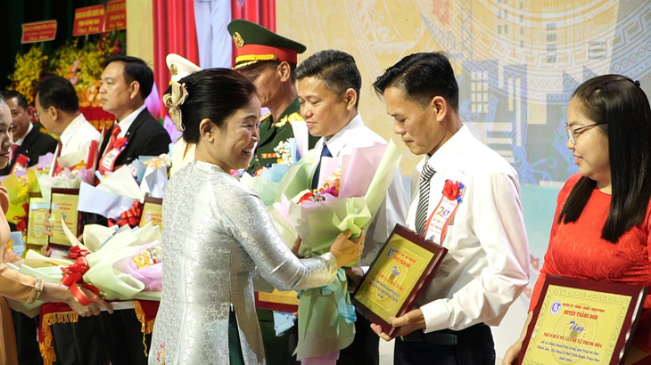 Bà Vũ Thị Minh Châu – Chủ tịch UBND huyện Trảng Bom tặng bằng khen cho các tập thể, cá nhân có thành tích xuất sắc - Ảnh: CHÍ KIÊN