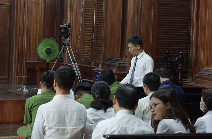 Luật sư Phạm Lê Chí Thành đề nghị miễn trách nhiệm hình sự cho bị cáo trong ban kiểm soát Saigon Co.op - Ảnh: TUYẾT MAI